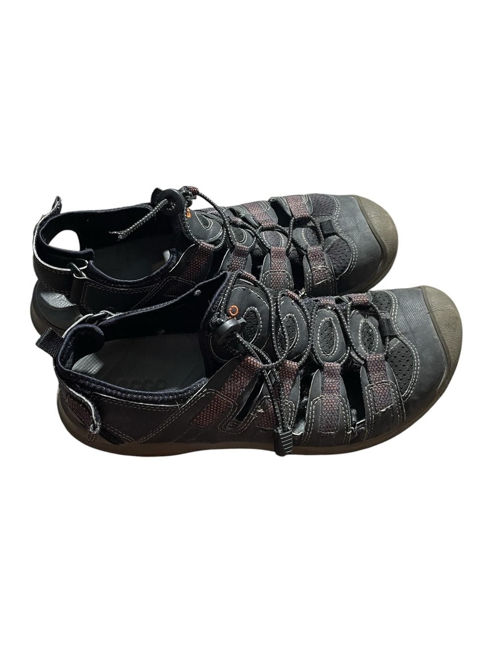 AA37- Men’s 8 Ecco Sporty Closed-Toe Hiking Sandals in Black w/Dark Red Accents